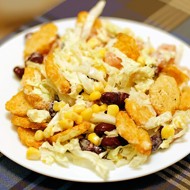 Хрустящий салат с пекинской капустой, кукурузой и сухариками