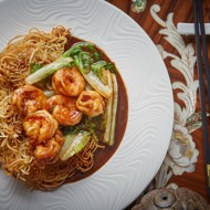 Хрустящая лапша с креветками и романо