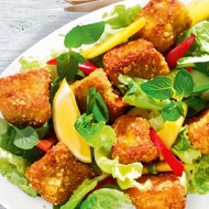 Хрустящая рыба с летним салатом