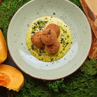 Хрустящие шарики аранчини с соусом карри