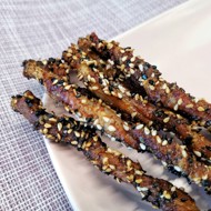 Хрустящие палочки из бекона с кунжутом