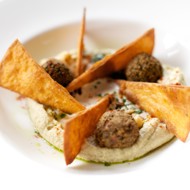 Хумус с печеным перцем и фалафелем