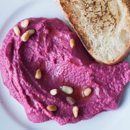 Хумус со свеклой и козьим сыром