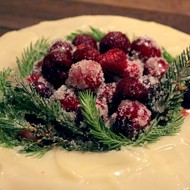 Имбирный торт с «замороженными» ягодами