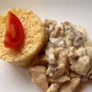 Индейка с грибами в сливочном соусе с булгуром