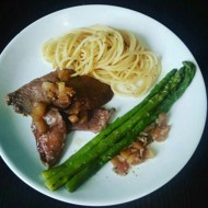 Индейка с яблоками и спаржей