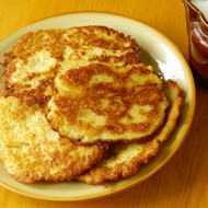 Индийские лепешки с цукини и кориандром