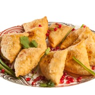 Индийские самосы с картофелем и зеленым горошком