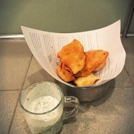 Индийские самосы с кефирным соусом