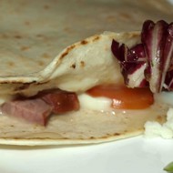 Итальянская лепешка с помидорами, копченной говядиной и сыром моцарелла