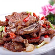 Итальянский салат с маринованной говядиной, красным луком и пармезаном