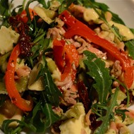 Итальянский салат с пастой, тунцом и вялеными томатами