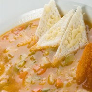 Итальянский суп с беконом, овощами и шалфеем