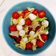 Итальянский овощной салат с моцареллой