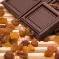 Изюм в темном и молочном шоколаде