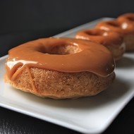 Яблочные пончики с карамелью