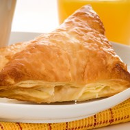 Яблочные турноверы с горгонзолой и грецкими орехами