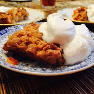 Яблочный крамбл с корицей и взбитыми сливками