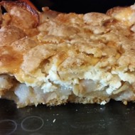 Яблочный пирог с творожной заливкой на песочном тесте