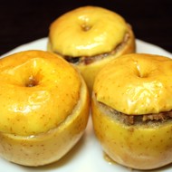 Яблоки фаршированные куриным фаршем с черносливом