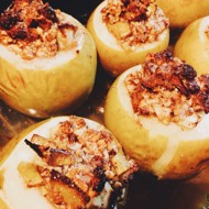 Яблоки в аэрогриле, печеные с грецкими орехами и медом