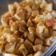 Яблоки с корицей и орехами для блинчиков или штруделя