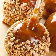 Яблоки в карамели и орехах