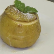 Яблоко, запеченное с физалисом и орехами