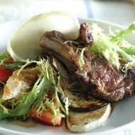 Ягнятина с теплым салатом и крутонами
