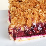 Ягодный крамбл с гранолой