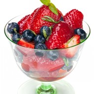 Ягодный салат с апельсиновым ликером и мятой