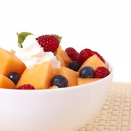 Ягодный салат с дыней и йогуртово-мятным соусом