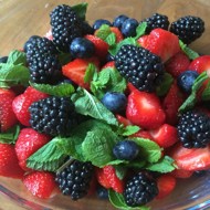 Ягодный салат с мятой