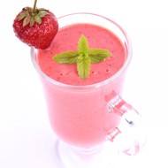 Ягодный смузи с яблочным соком