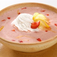 Ягодный суп с ванильным мороженым