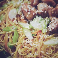 Яичная лапша с курицей и сладким перцем по-азиатски