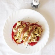 Яичница-болтунья с песто и прошутто