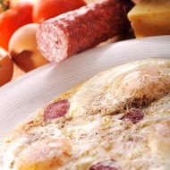 Яичница-глазунья с колбасой