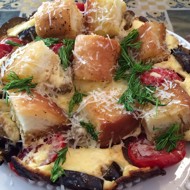 Яичница с баклажанами и белым хлебом