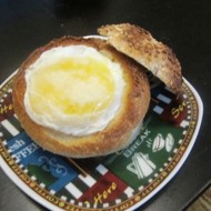 Яичница с колбасой в булке