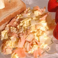 Яичница с копченым лососем и лимонным кремом