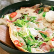 Яичница с шампиньонами, колбасками и сыром