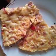 Яичница с сосисками и помидорами