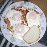 Яичница с виноградом и беконом