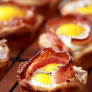 Яичница в корзинке с беконом