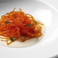 Яичные спагетти с чесночным кремом