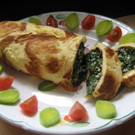 Яичный рулет с творогом и зеленью