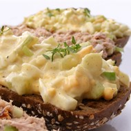 Яичный салат с сельдереем и горчицей