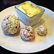 Яйца с моцареллой, сливочные шарики и тосты с томатами