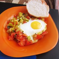 Яйца, запеченные с овощами